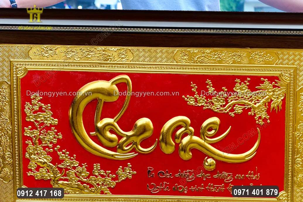 Chữ Cha Mẹ được chạm th&uacute;c nổi bật ở trung t&acirc;m bức tranh